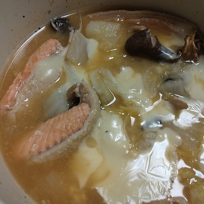 鮭と白菜とじゃが芋で★東のまるごと鍋味噌スープ